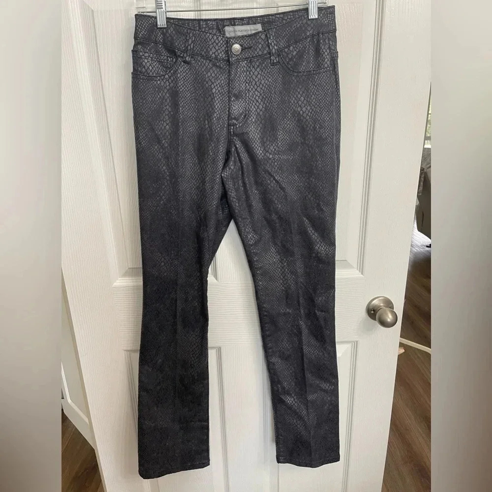 Womens size 2 Chicos Platinum Denim jeans snake skin print Pants Size 00 gray